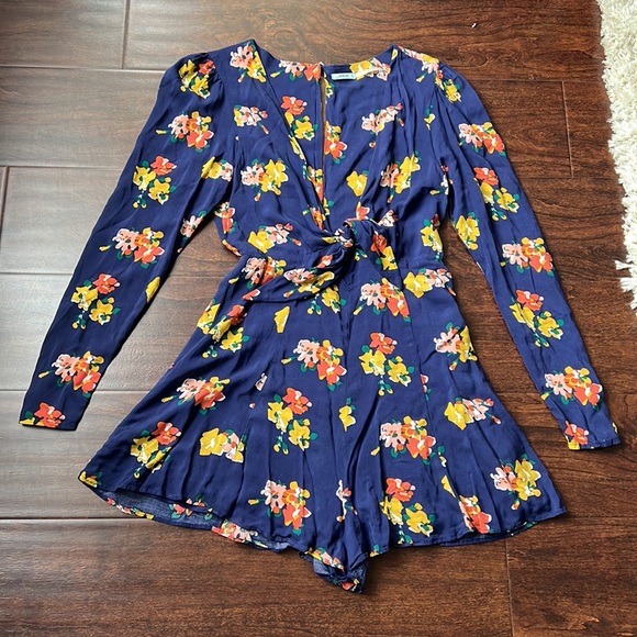 Kimchi Blue Plunge Neck Floral Print Romper - Picture 7 of 9